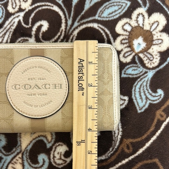 Coach Beige and White Wallet Like new condition MSRP 228 - Picture 14 of 16